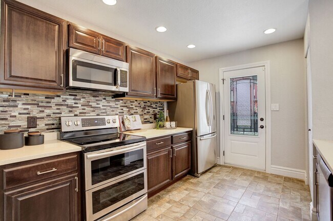 Building Photo - 4 Bed | 2 Bath | Spacious Backyard | Prime...