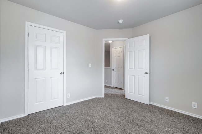Building Photo - Recently updated 3 bedroom townhome