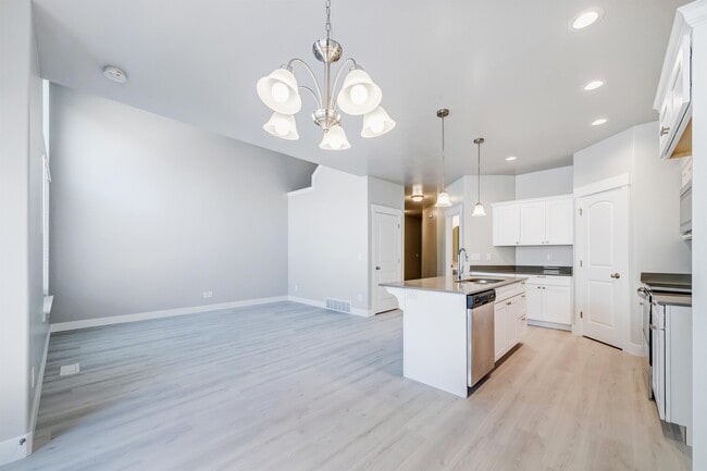 Building Photo - 16168 Truss Blvd