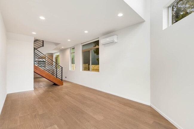 Building Photo - 3 Bedroom Stylish Modern Townhome in the Heart of Ballard
