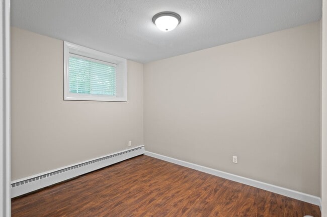 Building Photo - Spacious 1BR/1Bath apartment available Now!