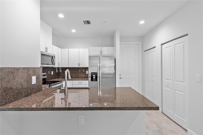 Building Photo - 5745 SW 44th Ct