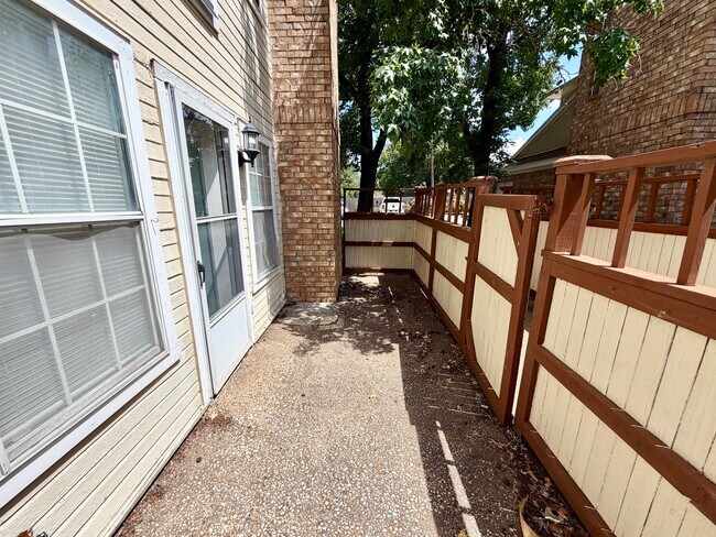 Building Photo - 3825 Kimberly Dr