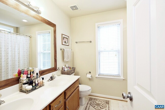 Building Photo - 206 Buttercup Ln
