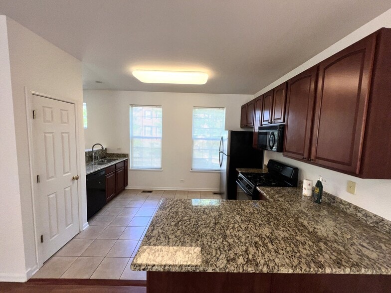 Building Photo - 806 Lewisburg Ln