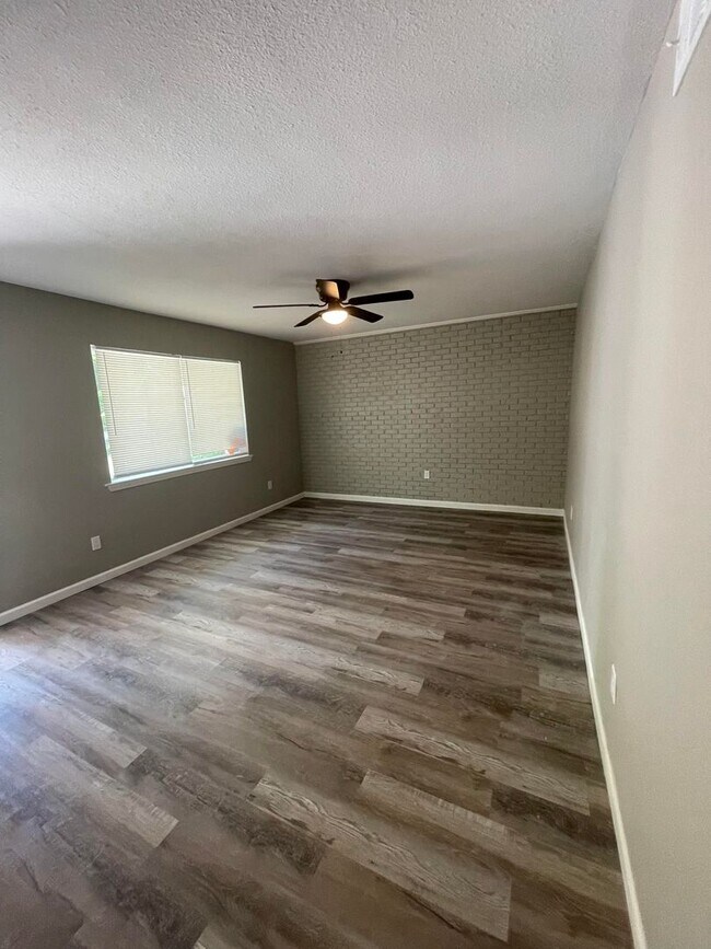 Building Photo - 523 E Main St