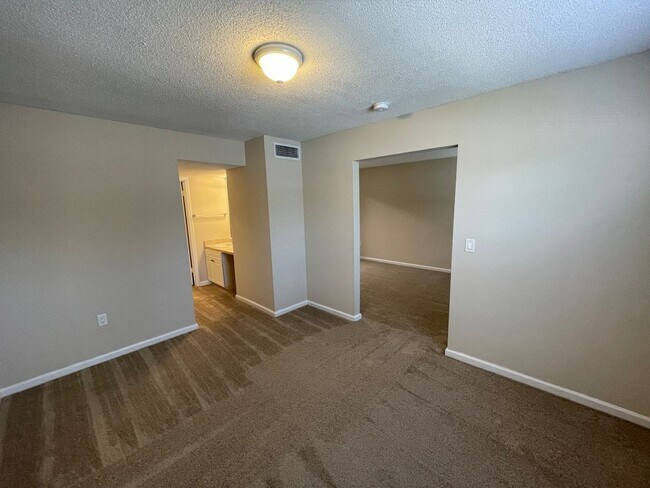 Building Photo - Great Location! 1BR/1BA Carrington Park Co...