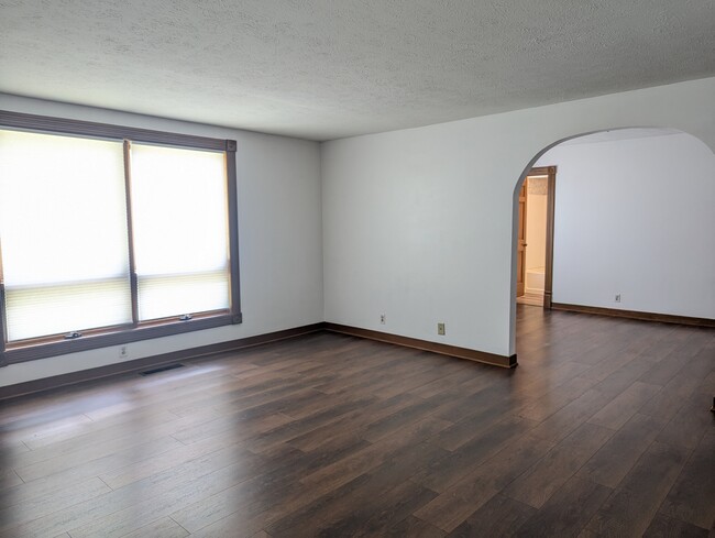 Building Photo - 520 N Prairie St