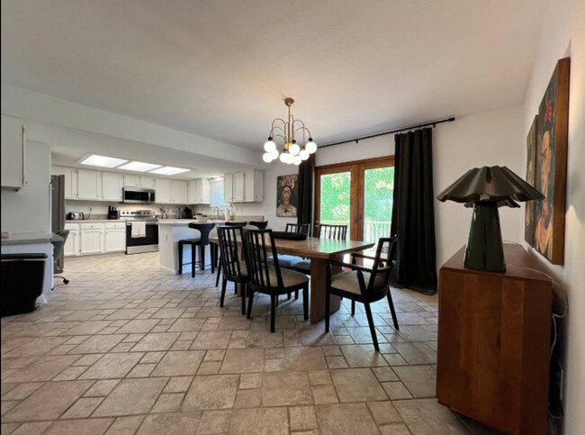 Building Photo - Large, stylish home in heart of Liberty twp.