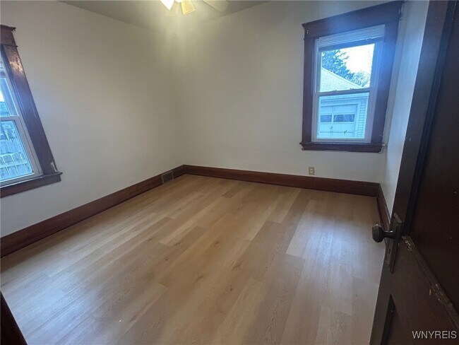 Building Photo - 528 Ontario St