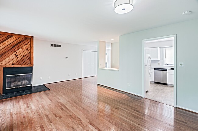 Building Photo - 33 Foxtail Ct