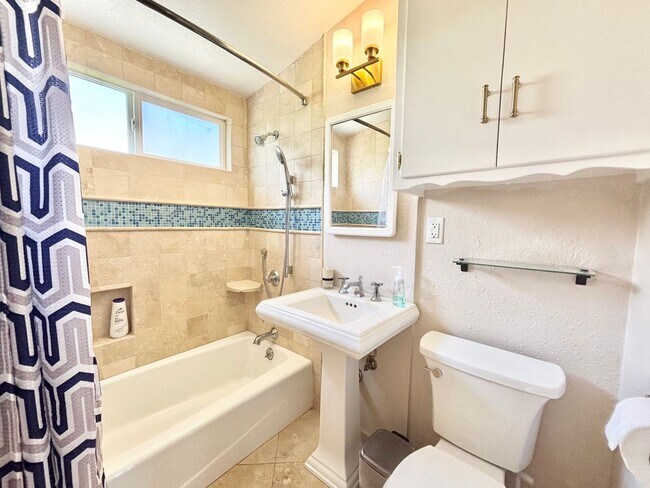 Building Photo - 207 Rossmore- MFR