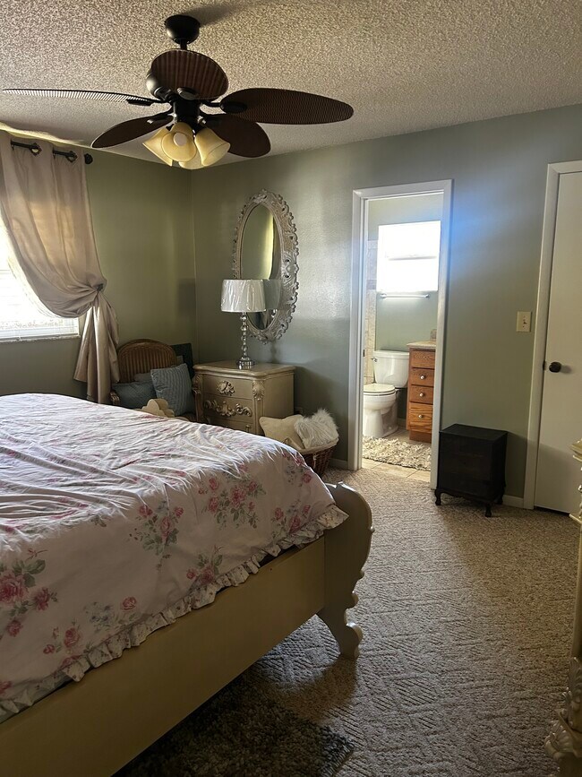 Building Photo - 1136 Peach Tree Dr