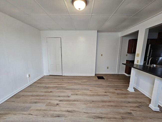 Building Photo - Spacious 3 bedroom 1 bath townhouse for re...