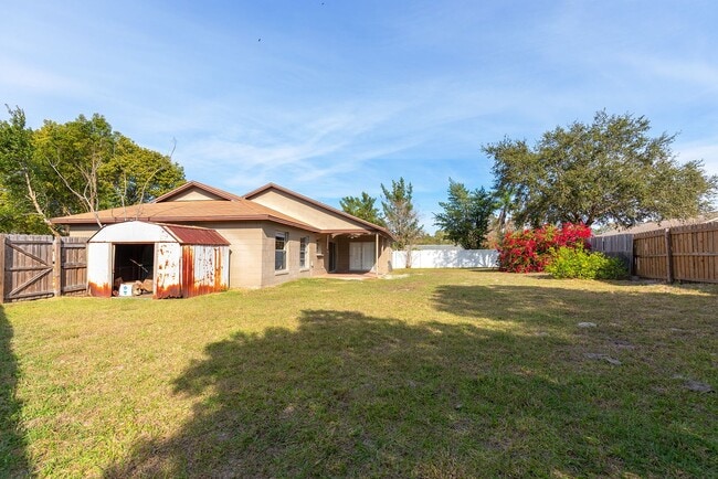 Building Photo - SUPER LOCATION FOR THIS 3/2 w 2 car garage home!!