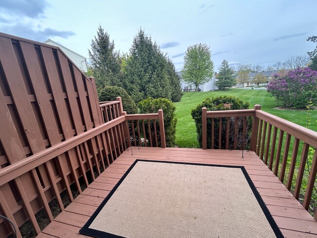 Building Photo - Updated Townhome available now!