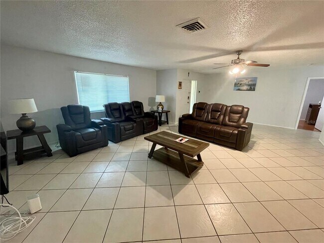 Building Photo - 2101 Utica Dr