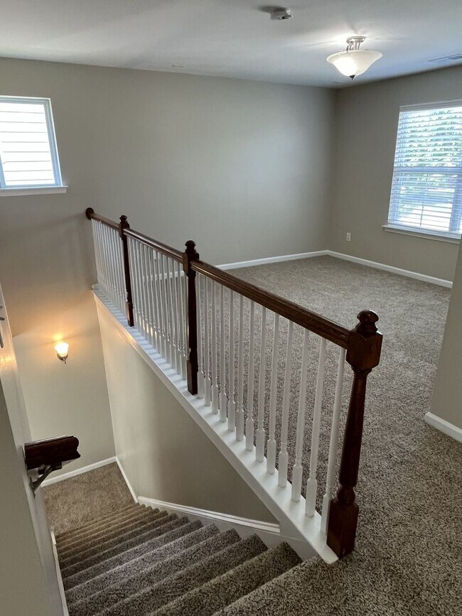 Building Photo - Great 4 Bed Home in Desired Winding Walk C...