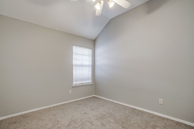Building Photo - Spacious 3 Bedroom, 2 Bath Home Waiting fo...