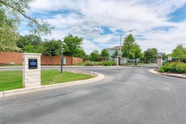 Building Photo - 1506 Homespun Rd