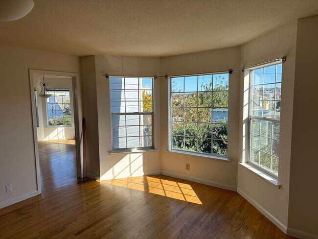 Building Photo - Epic Real Estate & Asso. Inc. - Beautiful, Spacious & Sunny 2 br/2ba Condo Available in Mission -...