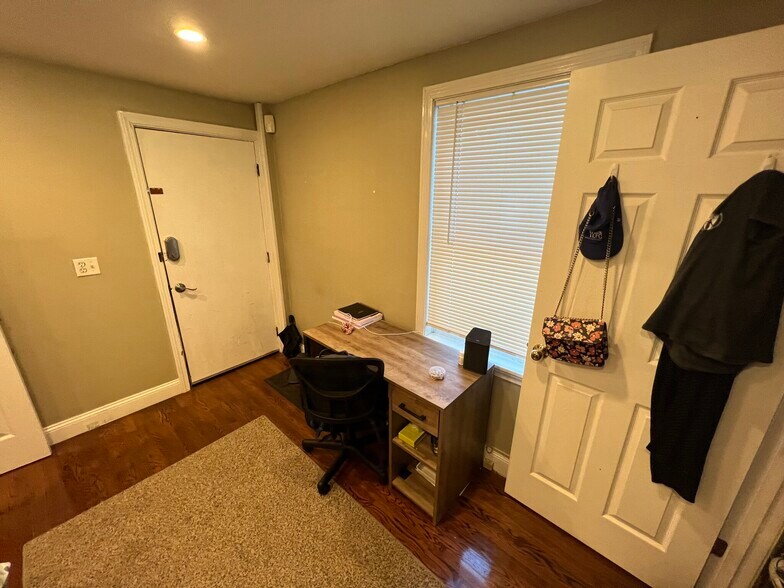 Building Photo - 735 Somerville Ave