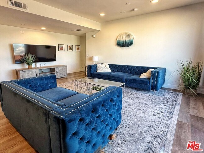 Building Photo - 723 S St Andrews Pl