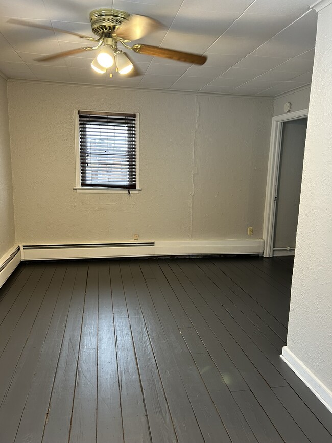 1st floor bedroom - 1923 N Clark St