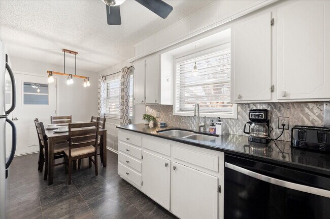 Building Photo - Fully Furnished Long-Term Rental!!