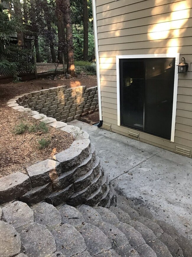Building Photo - Fabulous 3 bedroom home near Jenkinson Lake.