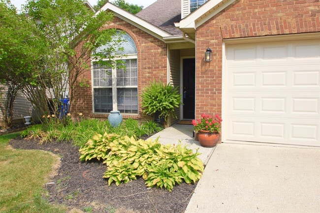 Building Photo - 897 Henderson Dr