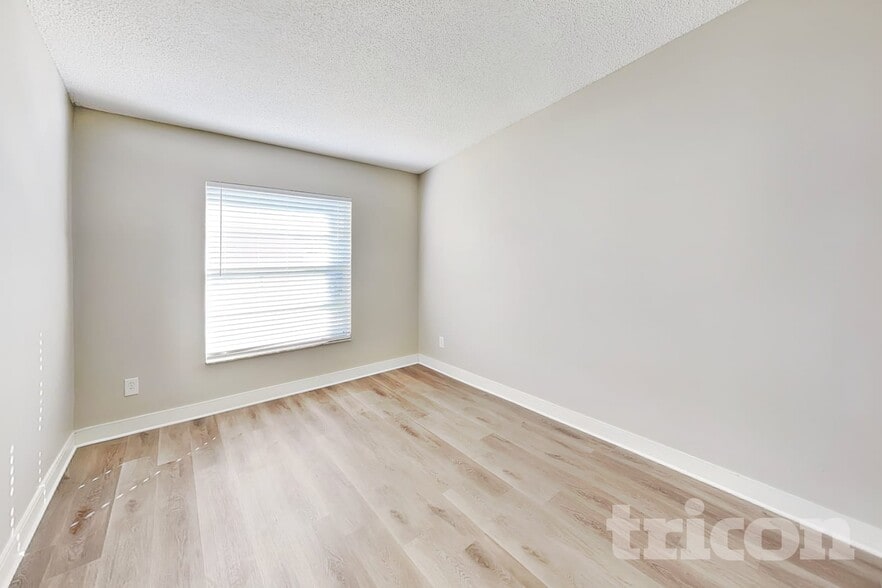 Building Photo - 1020 Red Oak Cir