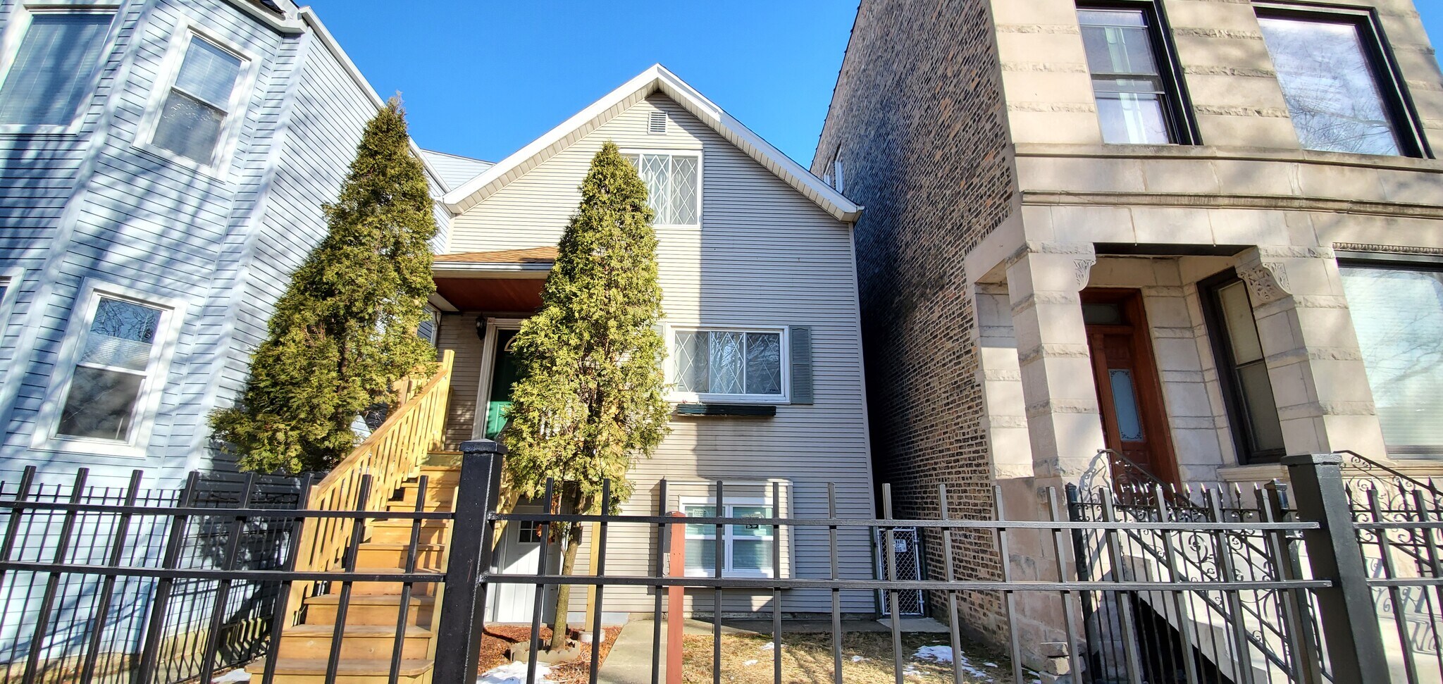 Building Photo - 1649 N Sawyer Ave