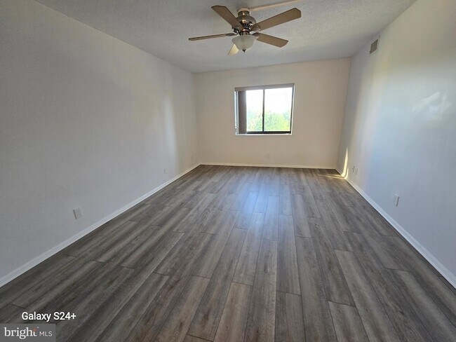 Building Photo - 5902 Mt Eagle Dr