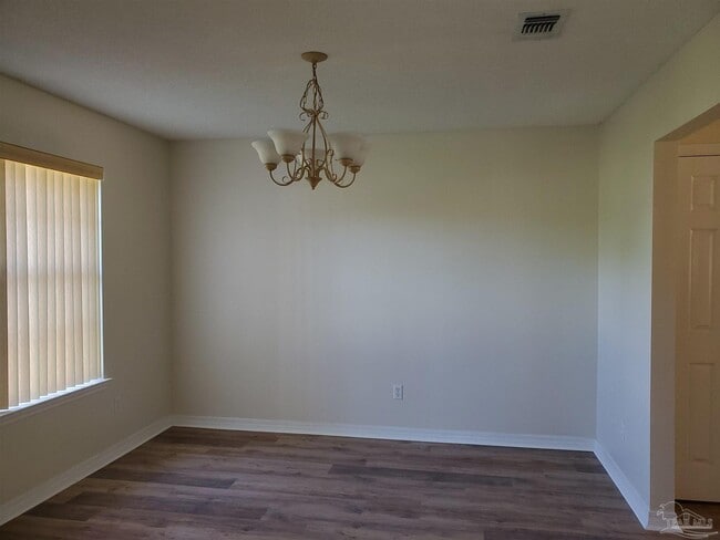 Building Photo - 2490 Vale Dr