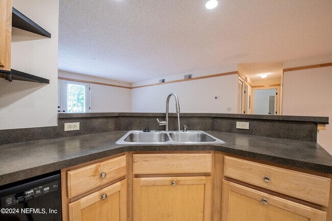 Building Photo - 13715 Richmond Park Dr N
