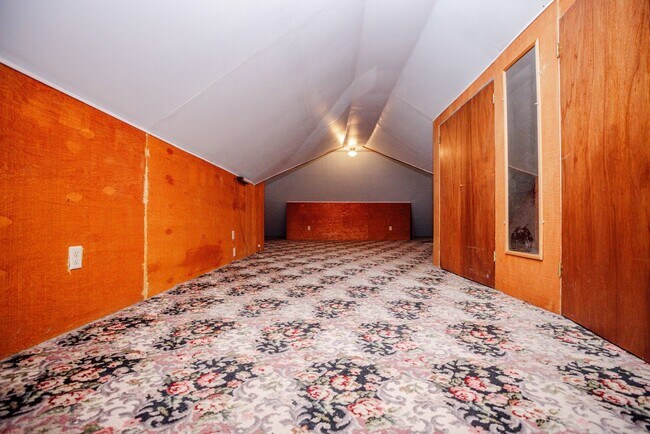 Building Photo - Beautiful two bedroom home with bonus room, fenced in back yard, garage, and full basement!