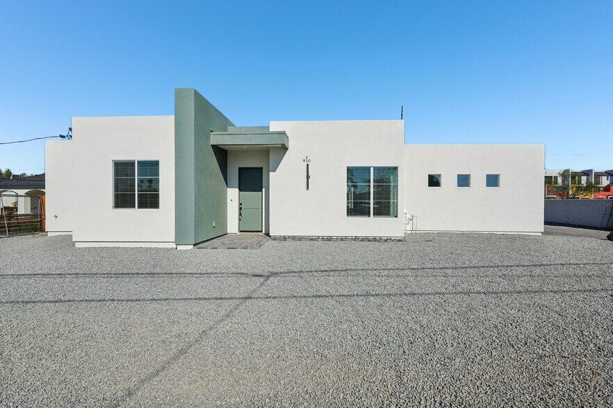 Building Photo - 910 E Roma Ave