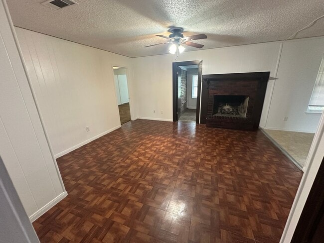 Building Photo - AVAILABLE NOW ; 2 WEEKS FREE!!!!!