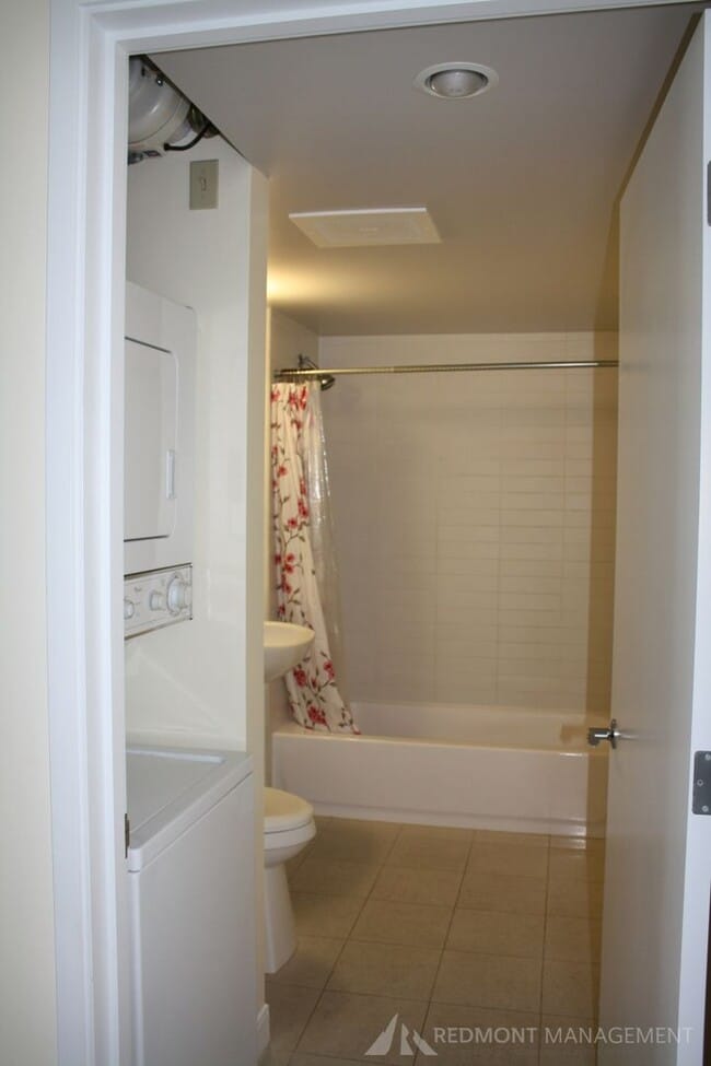 Building Photo - Luxurious Condo with Mountain Views