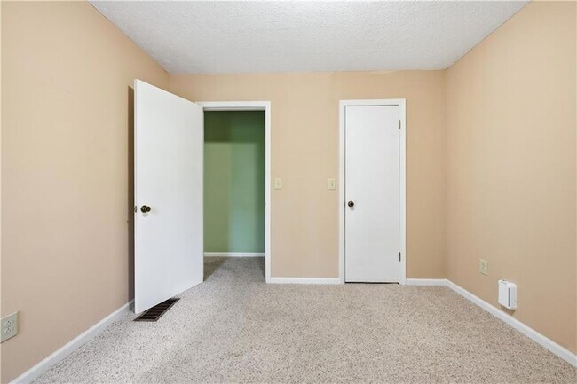 Building Photo - 114 Cherokee Dr S