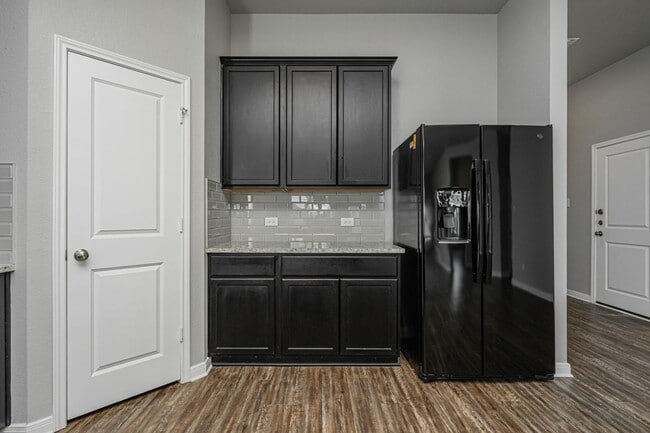 Building Photo - 521 Fallbrook Dr