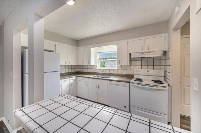 Building Photo - 221 N Oak Dr