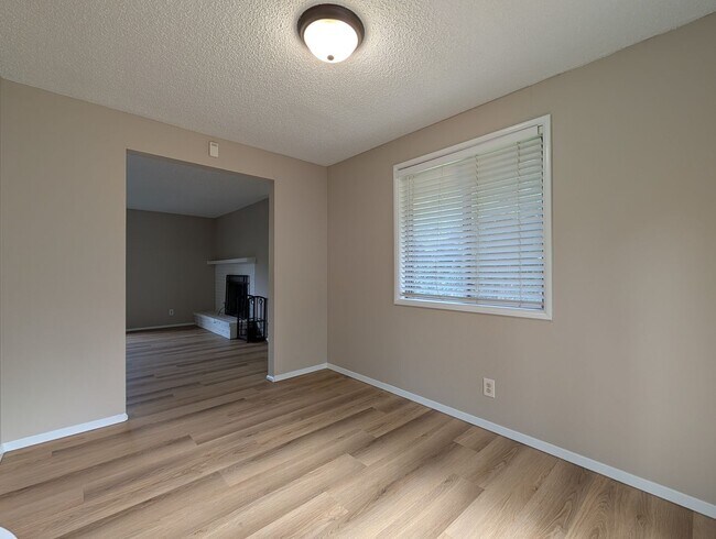 Building Photo - Bright 3 bedroom/ 1 bathroom Duplex with a fireplace and covered parking!