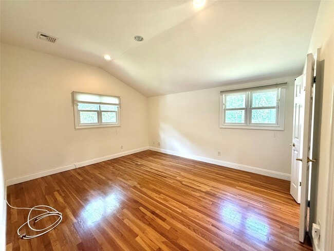 Building Photo - 6 Cove Ln