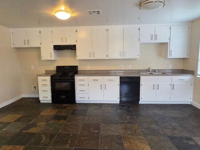 Building Photo - 315 Warren Ave