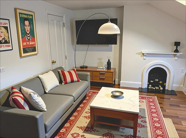 Building Photo - 107 Charles St