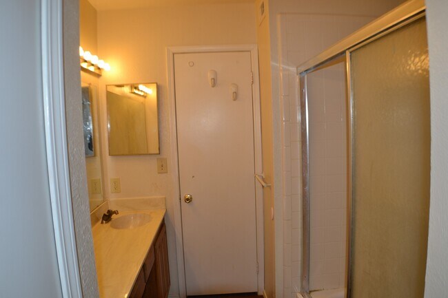 Building Photo - 1515 Bandera Dr