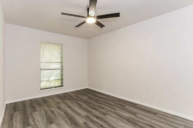 Building Photo - 507 Button Dr