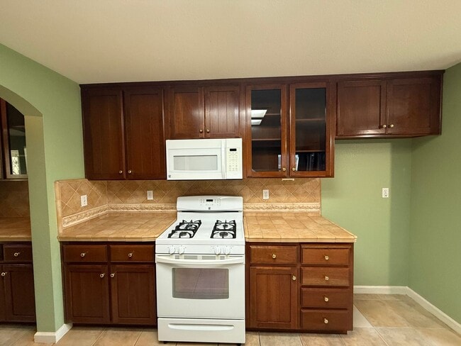 Building Photo - Large two story in Rose Hollow neighborhoo...